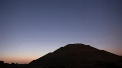 En México, la gente acude a la Piramide del Sol, en Teotihuacán, a recibir el equinoccio de primavera.
