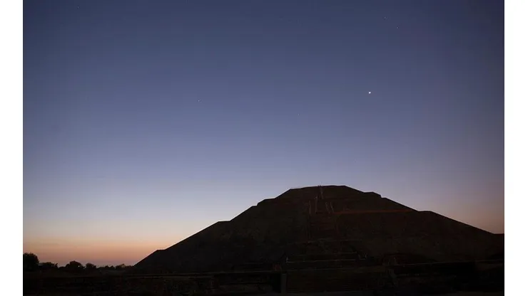 En México, la gente acude a la Piramide del Sol, en Teotihuacán, a recibir el equinoccio de primavera.