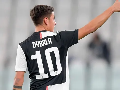 Dybala estaba aburrido y mostró todas las camisetas que tiene