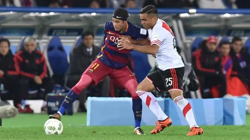 Foto de Gabriel Mercado enfrentando a Neymar.