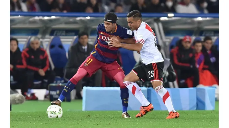 Foto de Gabriel Mercado enfrentando a Neymar.