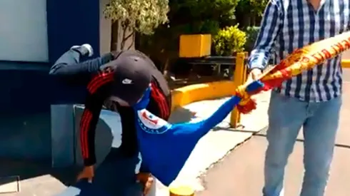 Luis Picazo cobró la apuesta y paseó a Jonathan Peña como perro en La Noria.