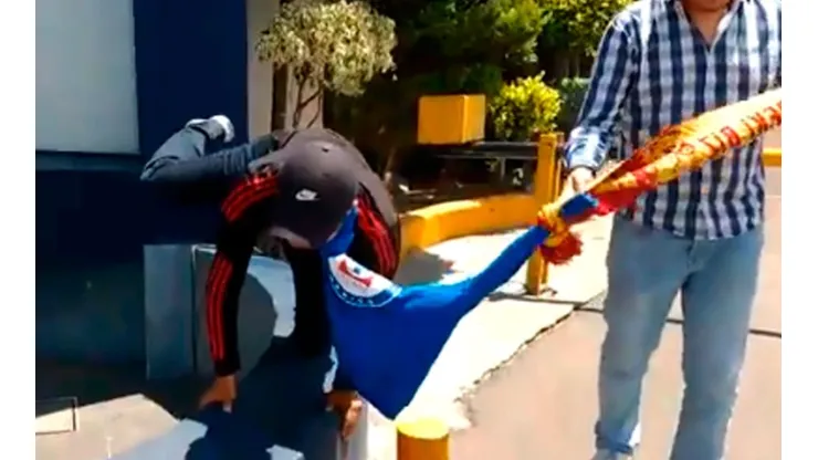 Luis Picazo cobró la apuesta y paseó a Jonathan Peña como perro en La Noria.