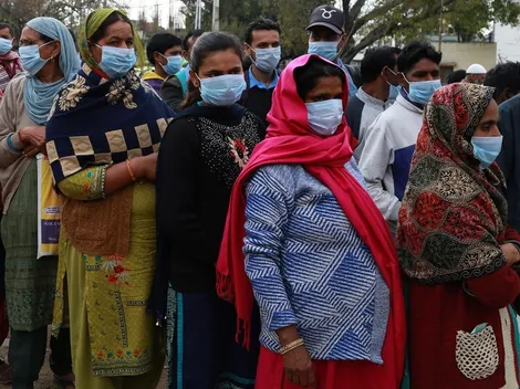 Hindúes beben orina de vaca para frenar Coronavirus y podrían transformarse en foco de pandemia