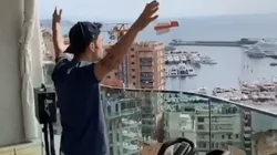 Fábregas salió a saludar a los vecinos en Modo Dios, pero lo insultaron