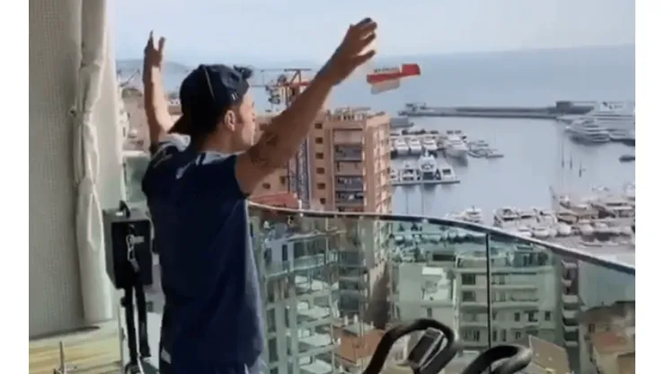 Fábregas salió a saludar a los vecinos en Modo Dios, pero lo insultaron