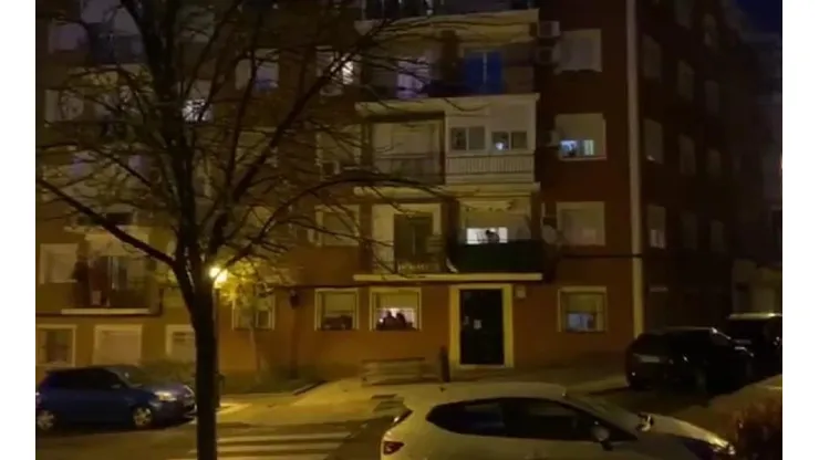 Para imitar: en España salieron a los balcones a aplaudir a todos los trabajadores de Sanidad