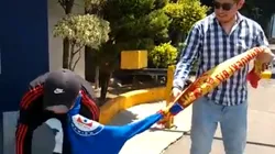 Jonatan Peña perdió una apuesta y fue paseado de la correa.
