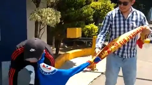 Jonatan Peña perdió una apuesta y fue paseado de la correa.