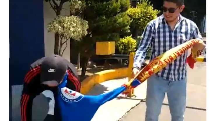 Jonatan Peña perdió una apuesta y fue paseado de la correa.