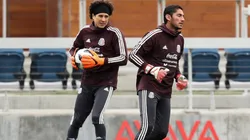El saludo entre Ochoa y Corona previo al Clásico