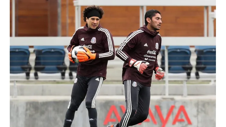 El saludo entre Ochoa y Corona previo al Clásico