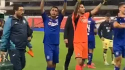 ¿A quién saludan? Jesús Corona y Elías Hernández se retiraron del estadio saludando a las gradas