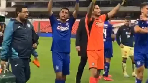 ¿A quién saludan? Jesús Corona y Elías Hernández se retiraron del estadio saludando a las gradas