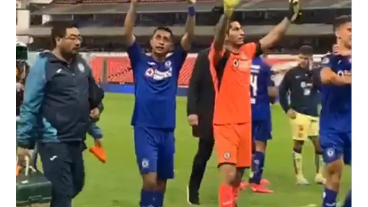 ¿A quién saludan? Jesús Corona y Elías Hernández se retiraron del estadio saludando a las gradas