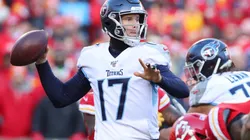 Una opción menos para Brady: Tannehill se queda en los Titans