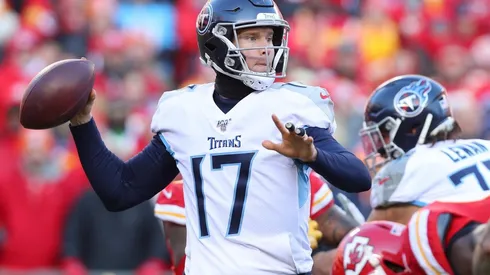 Una opción menos para Brady: Tannehill se queda en los Titans