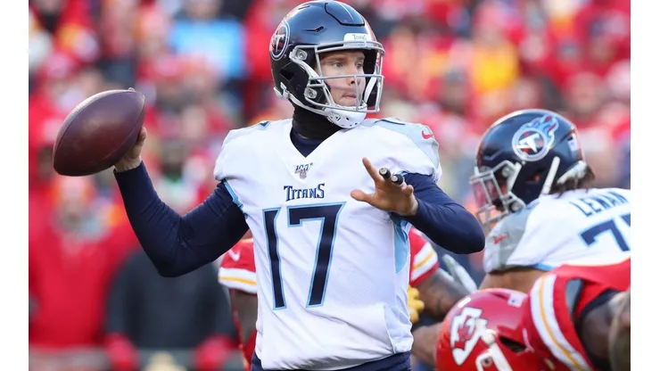 Una opción menos para Brady: Tannehill se queda en los Titans