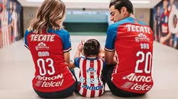 Briseño fue papá y se fue al hospital con la playera de Chivas