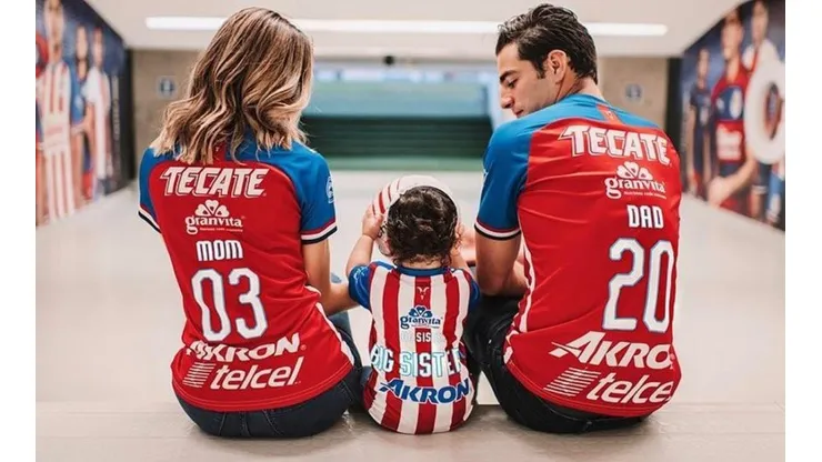 Briseño fue papá y se fue al hospital con la playera de Chivas