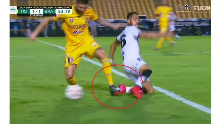El VAR salvó a André-Pierre Gignac de recibir la primera expulsión de su carrera