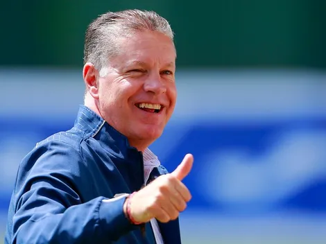 La particular forma en la que Chivas saludó a Ricardo Peláez