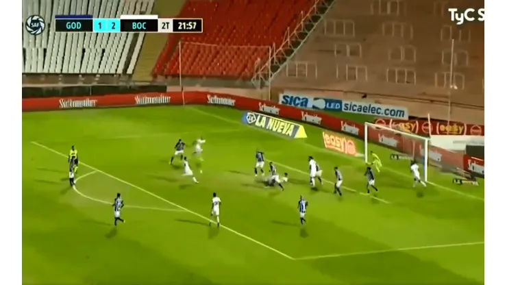 No pasaba nada hasta que Izquierdoz sacudió y puso el 3-1 de Boca