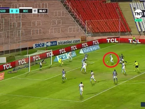 Boca empezó con todo: en el arranque del partido, Buffarini destruyó el arco de Godoy Cruz