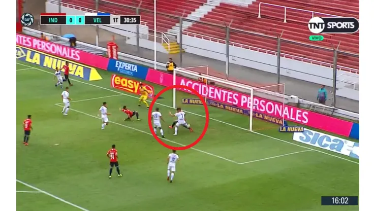 Hay poco fútbol y para colmo en Independiente erran goles abajo del arco