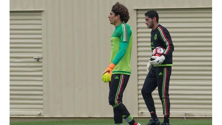 Ochoa y Corona se enfrentan en un gran duelo de porteros.