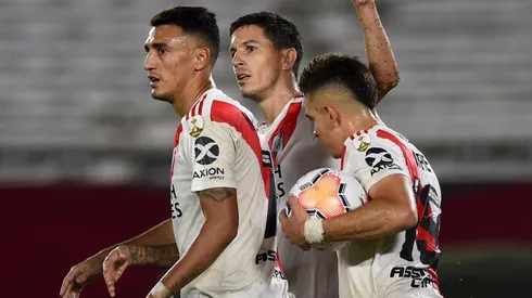 Los jugadores de River tienen una misma postura.
