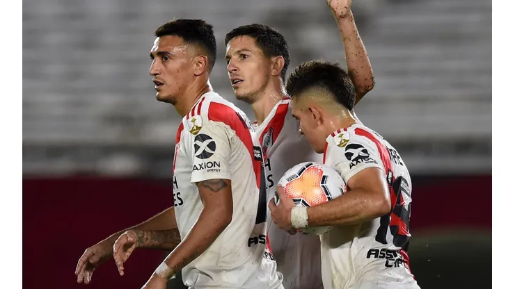 Los jugadores de River tienen una misma postura.