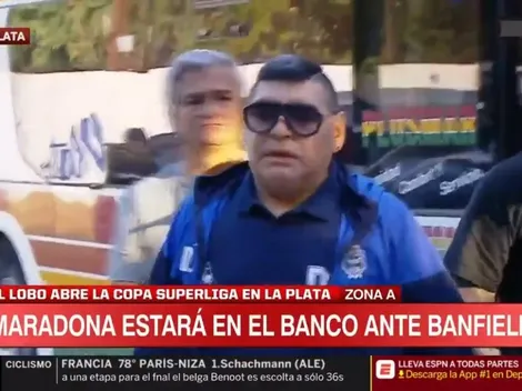 ¿Aislado? Maradona apareció en la cancha con nuevo corte de pelo y unos lentes gigantes