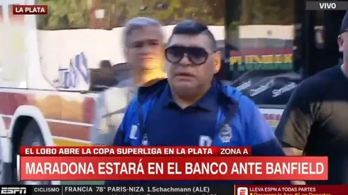 Así llegó Diego Maradona a la cancha de Gimnasia.