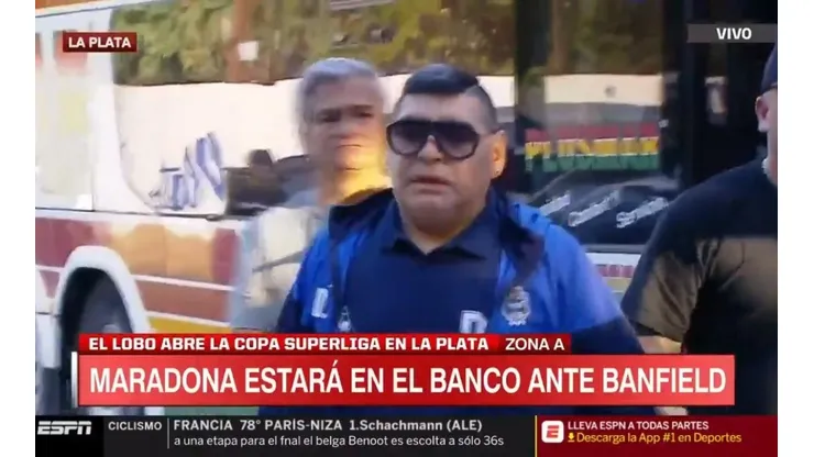 Así llegó Diego Maradona a la cancha de Gimnasia.
