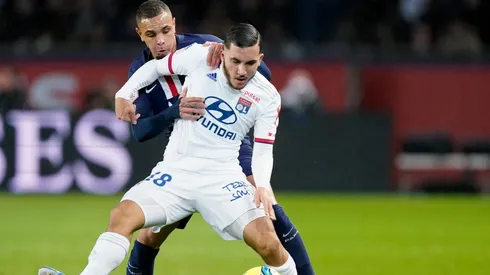 Rayan Cherki en un partido de Olympique de Lyon.