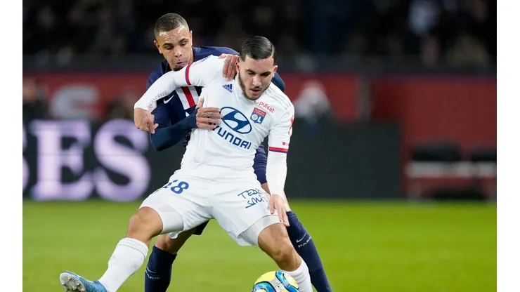 Rayan Cherki en un partido de Olympique de Lyon.