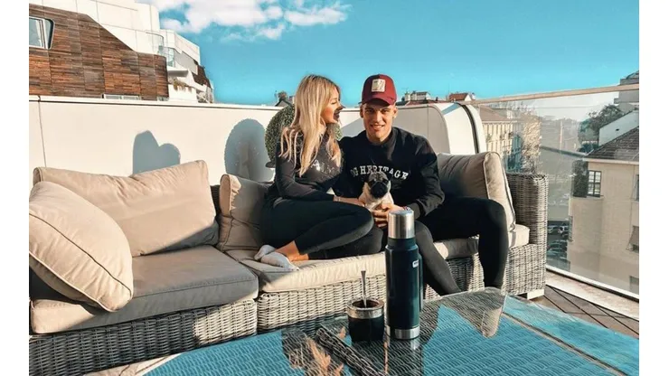 Foto de Lautaro Martínez con su pareja.