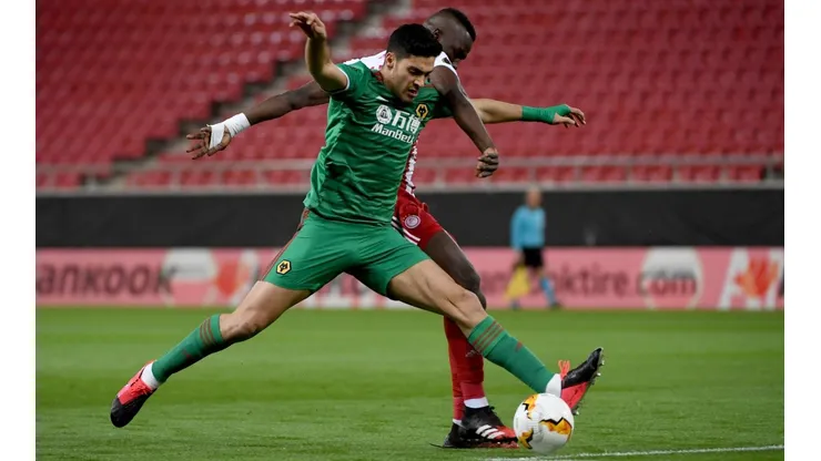 Raúl Jiménez ante Olympiacos, por Europa League.