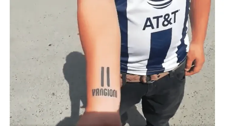 Seguidor de Rayados se tatuó el número de Vangioni