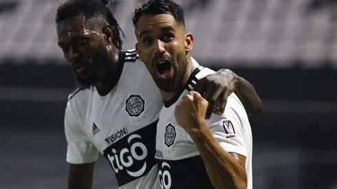 Ni la roja a Adebayor pudo evitar el triunfo de Olimpia a Defensa y Justicia