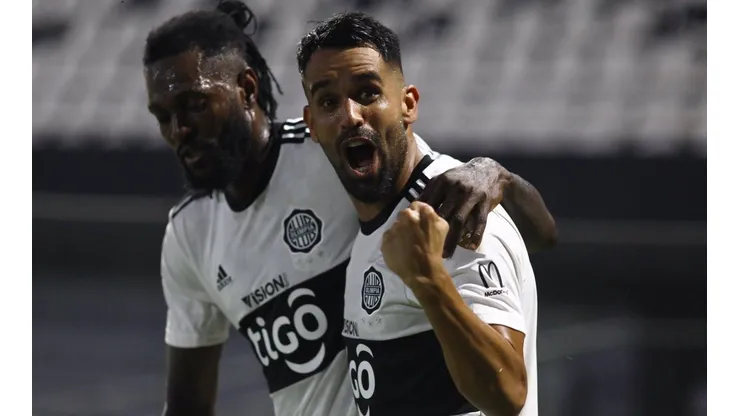 Ni la roja a Adebayor pudo evitar el triunfo de Olimpia a Defensa y Justicia