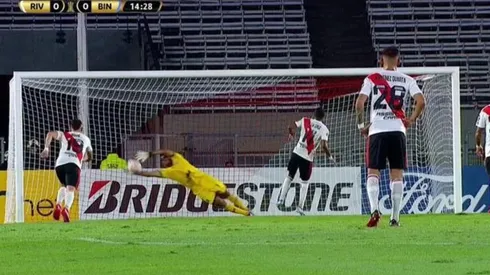 Fernández le tapó el tiro a De la Cruz.