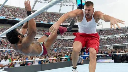 Gronk estaría muy cerca de firmar con... ¡La WWE!