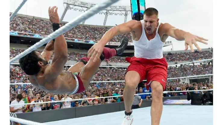 Gronk estaría muy cerca de firmar con... ¡La WWE!