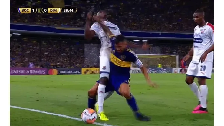 La piña de Carlos Tevez.