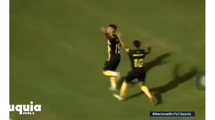 Facundo Silva festejando su tanto.