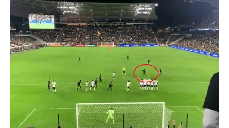 El tremendo golazo de Carlos Vela desde distintos puntos en las gradas