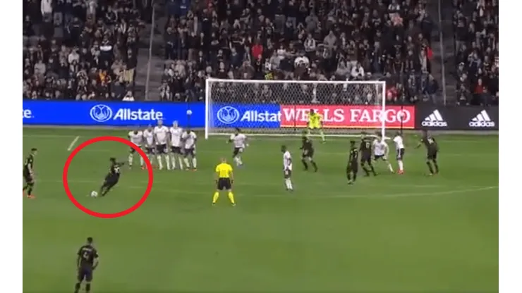 Vela llegó a su gol 50 en la MLS con un impresionante tiro libre