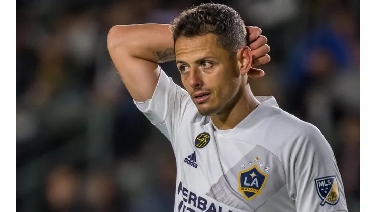 Menos shows en televisión y más goles, exigen seguidores a Chicharito